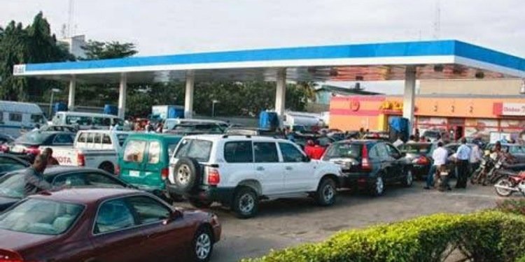 FG directs marketers to reduce petrol prices following drop in global oil prices FG directs marketers to reduce petrol prices following drop in global oil prices