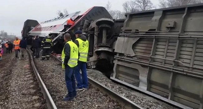 22 injured as passenger train derails in Russia 22 injured as passenger train derails in Russia